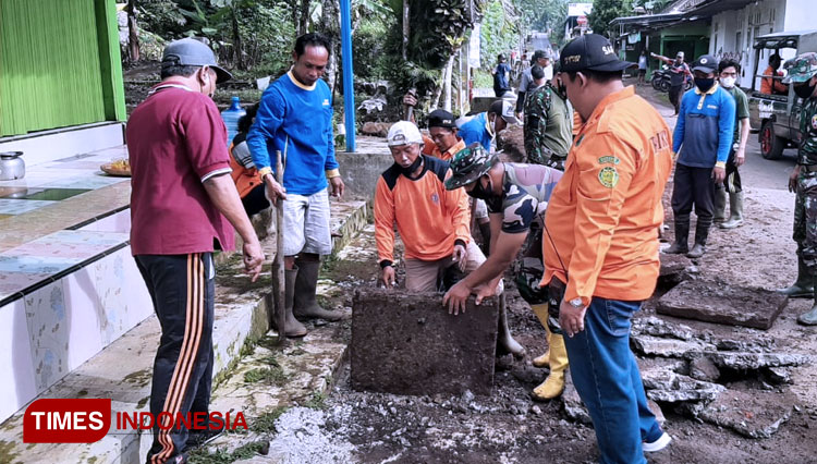 aksi-bersih-bersih-saluran-3.jpg