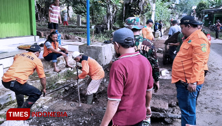 Forum Relawan Lintas Organisasi (Fortasi Banyumas) saat aksi bersih-bersih saluran. (FOTO : Fortasi Banyumas for TIMES Indonesia)