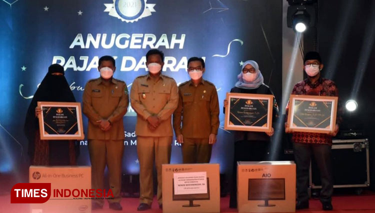 Bapenda Majalengka, memberikan hadiah kepada masyarakat pada kegiatan anugerah pajak daerah 2021. (Foto: Jaja Sumarja/TIMES Indonesia)