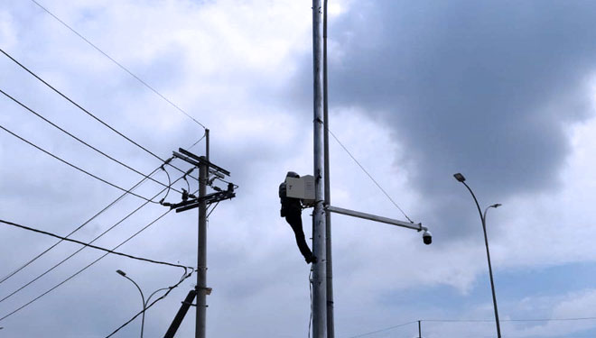Petugas sedang memasang CCTV. (Foto: Dinas Perhubungan/TIMES Indonesia)