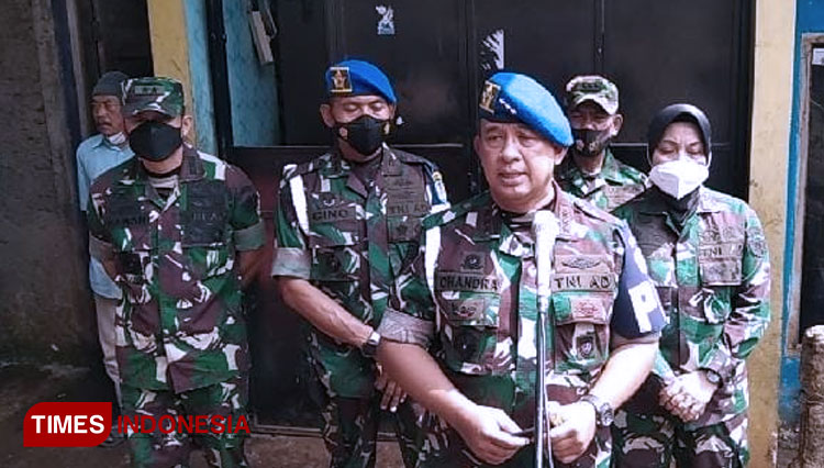 Danpuspomad Letjen TNI Chandra memberi keterangan pers, di rumah duka almarhum Handi Saputra, Desa Cijolang, Kec Limbangan, Kab Garut, Senin (27/12/21). (FOTO: Arif/TIMES Indonesia)