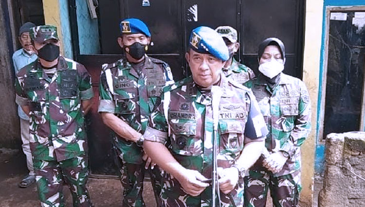 Danpuspomad Letjen TNI Chandra memberi keterangan pers, di rumah duka almarhum Handi Saputra, Desa Cijolang, Kec Limbangan, Kab Garut, Senin (27/12/21). (Foto: Arif/TIMES Indonesia)