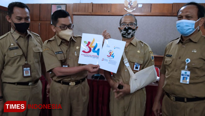 Sekretaris Daerah (Sekda) Kabupaten Brebes H Djoko Gunawan MT launching dan serahkan terimakan Logo dari Panitia Sayembara (Foto Dinkominfotik Brebes For TIMES Indonesia)