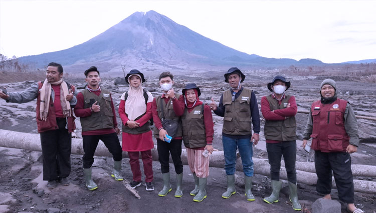 Team Terapis Relawan Healing Fisik Gerai Sehat Zeelora PP Annur 3 Bululawang turut membantu penanganan korban erupsi Semeru. (Foto: Gerai Sehat Zeelora)