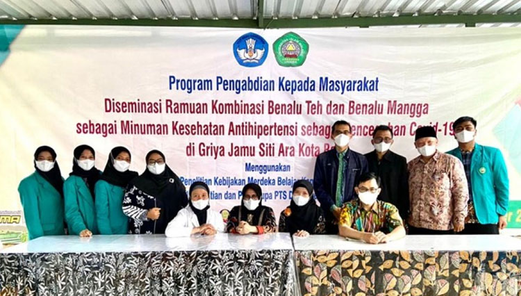 Pengabdian Masyarakat, Unisma Malang gelar Sosialisai ramuan kombinasi benalu teh dan benalu mangga sebagai minuman kesehatan antihipertensi untuk pencegahan Covid-19 di Griya Jamu Siti Ara Kota Batu. (FOTO: AJP TIMES Indonesia)