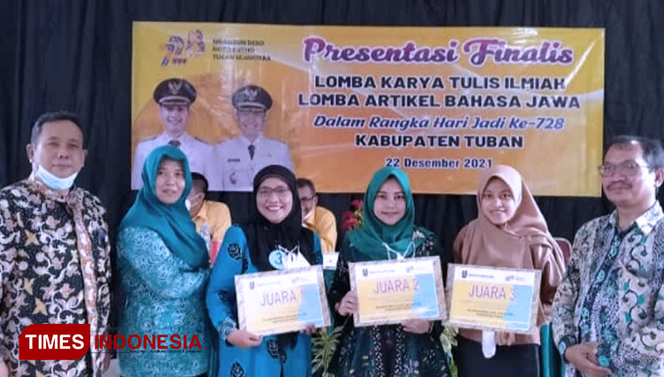 Penyerahan juara oleh panitia lomba (Foto: Ikhwan Fahrudin/TIMES Indonesia)