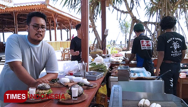 The Manager of Salt N Smoke Mina Family Pangandaran Rizky Fazri Gunawan shows various foreign cuisines. (PHOTO: Syamsul Ma’arif/TIMES Indonesia)