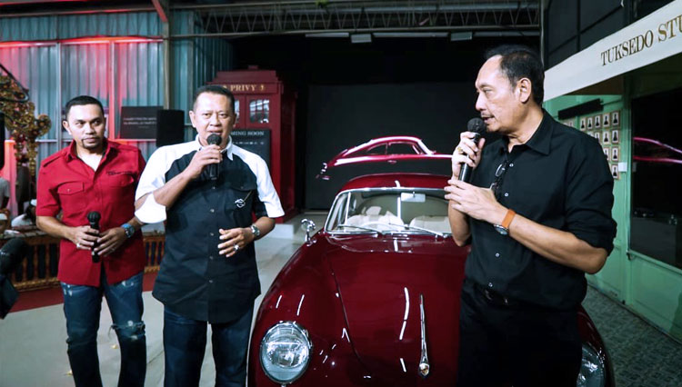 Ketua IMI Bambang Soesatyo saat launching mobil Porsche 356 A Coupe (1955-1959) karya anak-anak muda seniman Bali yang tergabung di Tuksedo Studio Gianyar Bali, Selasa (28/12/2021). (foto: IMI)
