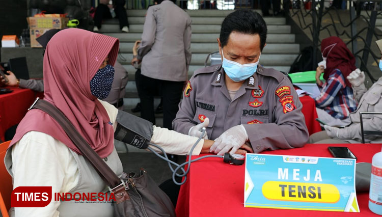 Seorang pengunjung Tee Jay Water Park diperiksa tenaga kesehatan sebelum melaksanakan vaksinasi di Objek E data Tee Jay Kota Tasikmalaya, Senin (27/12)21) siang. (FOTO: Harniwan Obech/TIMES Indonesia)