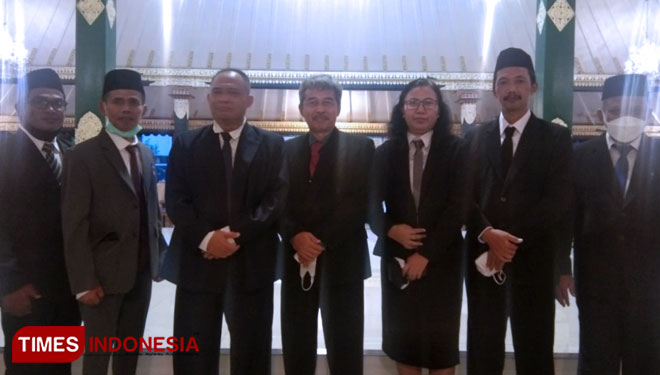 Sekda Sleman, Harda Kiswaya (tiga dari kiri) foto bersama dengan pejabat struktur di lingkungan Dinas DPUPKP Pemkab Sleman. (FOTO: Fajar Rianto/TIMES Indonesia)