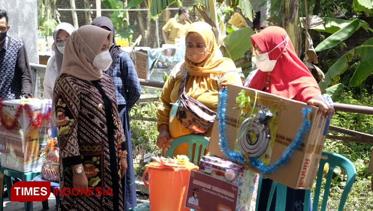 Wali Kota Mojokerto, Ika Puspitasari saat membagikan bantuan sarana dan prasarana untuk wirausahawan baru di Kecamatan Prajurit Kulon, Selasa (28/12/2021) (Dok. Pemkot Mojokerto for TIMES Indonesia)