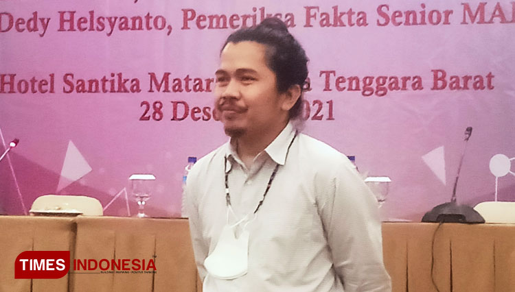Pemeriksa Fakta Senior Mafindo, Dedy Helsyanto, saat acara diskusi peran media di tengah informasi hoaks di masyarakat yang digelar LKBN Antara di Mataram.(FOTO: Anugrah Dany/TIMES Indonesia)