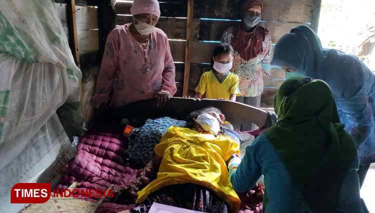 Kondisi Lasiyem yang sekujur tubuhnya dipenuhi benjolan massa non-kanker, membuat trenyuh masyarakat Blora. (Foto: Firmansyah/TIMES Indonesia) 