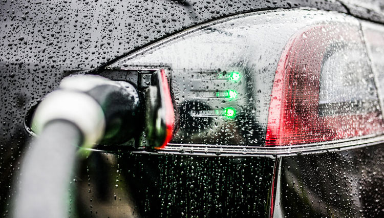 Tips Mengendarai Mobil Listrik Saat Hujan