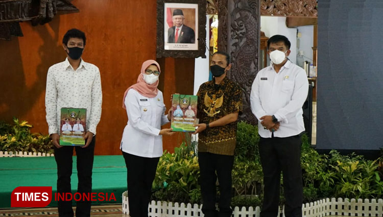 Bupati Blitar Rini Syarifah meluncurkan program ‘Ayo Kunjung Blitar’ dan Kalender Event tahun 2022 pada acara Refleksi dan Resolusi Kinerja Pembangunan Kabupaten Blitar Tahun 2021-2022, Rabu (29/12/2021). (Foto: Sholeh/ TIMES Indonesia)