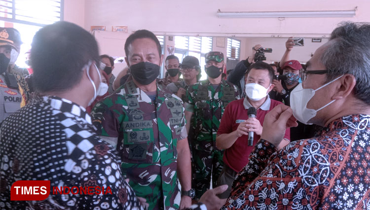 Panglima TNI Jenderal Andika Perkasa saat meninjau vaksinasi Covid-19 bagi anak-anak di Sekolah Dasar Plebengan, Desa Sidomulyo, Kabupaten Bantul, DIY, Jumat (31/12/2021). (FOTO: A Riyadi/TIMES Indonesia)