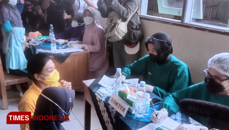 meninjau-vaksinasi-Covid-19-bagi-anak-anak.jpg