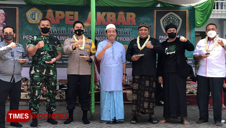 Kiai Mutawakkil di posisi tengah mengenakan kopyah putih. (Foto: Abdul Jalil/TIMES Indonesia)