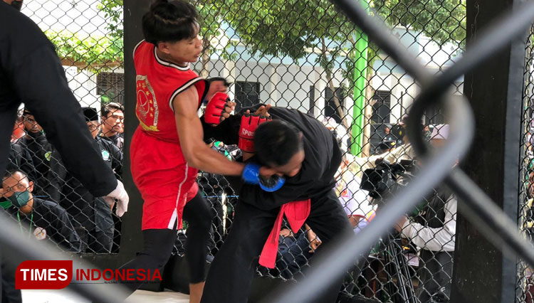 Dua pendekar dari dua perguruan saat bertarung di atas ring. (Foto: Abdul Jalil/TIMES Indonesia)