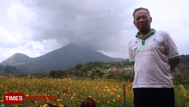Inisiator Kampung organik Brenjonk, Slamet saat ditemui TIMES Indonesia di taman refugia, Desa Penanggungan, Kecamatan Trawas, Kabupaten Mojokerto, Senin (3/1/2022) (Foto: Theo/TIMES Indonesia)