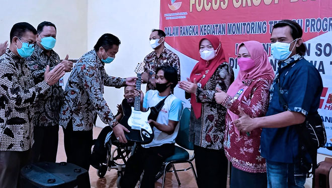 Lewat CSR, Sekda Kabupaten Tegal Bantu Sarana Alat Band untuk Penyandang Disabilitas