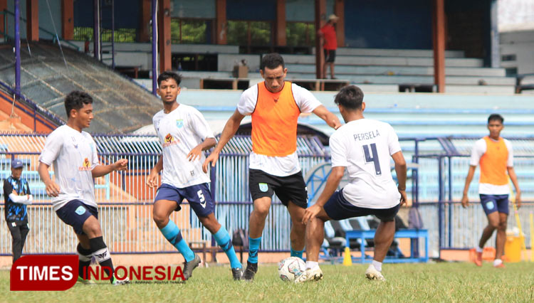 Striker baru Persela, Jose Wilkson (rompi oranye), berusaha melepaskan diri dari kepungan rekan satu timnya, dalam sesi latihan di Stadion Surajaya, Senin (3/1/2022). (FOTO: MFA Rohmatillah/ TIMES Indonesia)