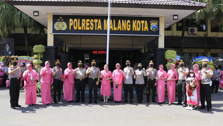 Suasana prosesi upacara kenaikan pangkat di Mapolresta Malang Kota, Senin (3/1/2022). (Foto: Humas Polresta Malang Kota for TIMES Indonesia)