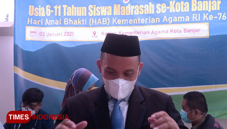 Kepala Kemenag Kota Banjar, H Badruzaman saat memberikan keterangan pers (foto: Susi/TIMES Indonesia)