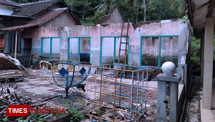 Gedung PAUD di Bondowoso Ambruk, Siswa Belajar di Emperan Rumah - TIMES