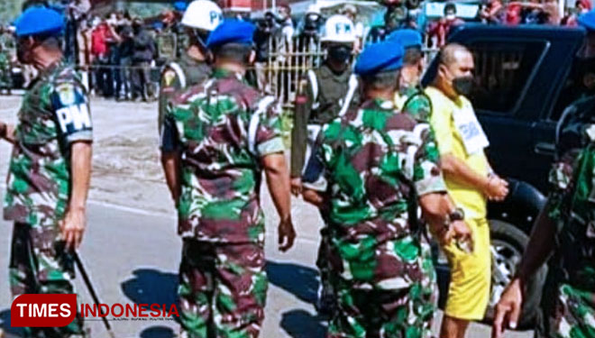 Rekontruksi tragedi sejoli Nagreg Salsabila dan Handi di yang ditabrak 3 oknum TNI di depan SPBU Ciaro, Nagreg, Senin (3/12/2022). (Foto: Arif/TIMES Indonesia)