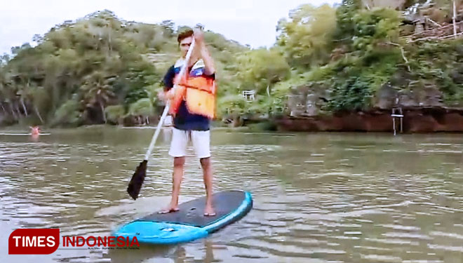 Stand Up Paddle Boarding b