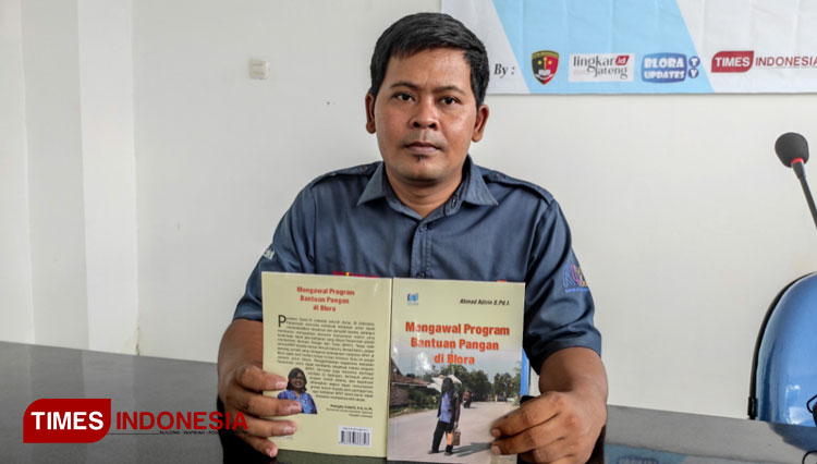 Penulis buku bernama Ahmad Adirin ini, awalnya memang sejak kecil tidak ada cita-cita menjadi seorang penulis. Namun hobi menulis, dimulainya beberapa tahun terakhir. (Foto: Firmansyah/TIMES Indonesia)
