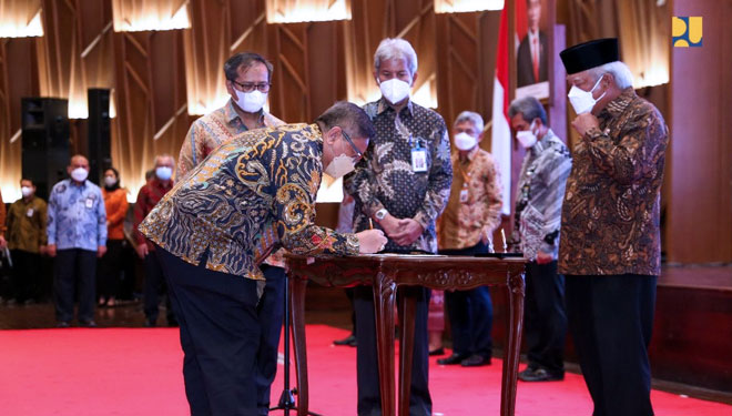 Menteri PUPR RI Basuki Hadimuljono saat melantik 18 Pejabat Tinggi Pratama di lingkungan Auditorium Kementerian PUPR RI, Selasa (4/1/2021). (FOTO: Biro Komunikasi Publik Kementerian PUPR RI)