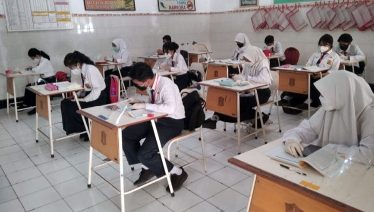 Para siswa saat mengikuti kegiatan Pembelajaran Tatap Muka (PTM) dan didampingi langsung oleh gurunya (foto: Dokumen/Kemendikbud)