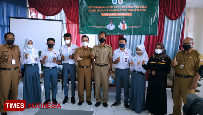 Disdukcapil Sumedang seusai memberikan E-KTP secara simbolis bagi penduduk pemula berusia 17 tahun atau sejumlah pelajar di SMKN 1 Sumedang, Jawa Barat, Senin (4/1/2022). (FOTO: Alan Dahlan/TIMES Indonesia)