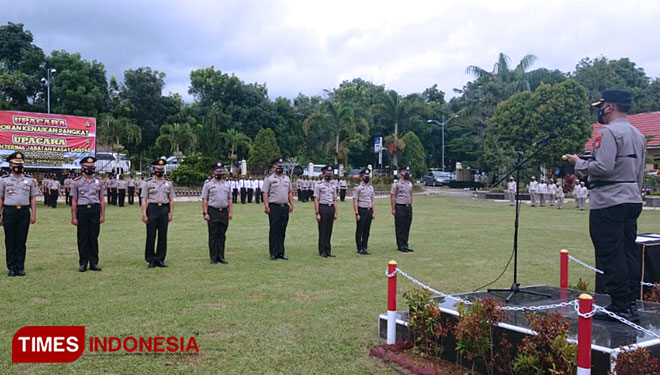Kapolres Pagaralam saat menjadi inspektur upacara dalam rangka penaikan pangkat personel. (Foto : Asnadi/Times Indonesia)