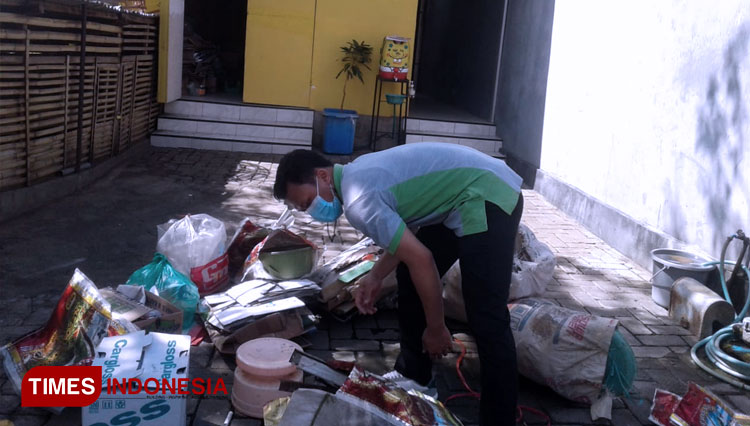 Memilah-Sampah-di-bank-sampah-Kenari-Indah-Jrebeng-Wetan.jpg