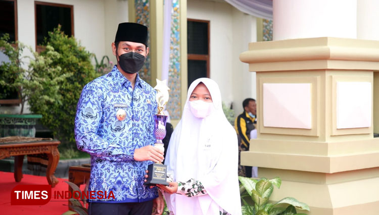 Zakiyyah Fi Rahmatillah saat penyerahan hadiah dari Bupati Tuban (Foto: Ikhwan Fahrudin /TIMES Indonesia)