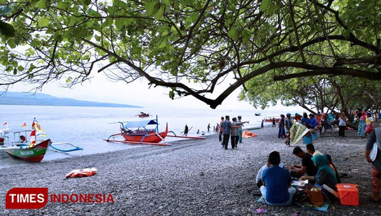 Aktifitas wisata di Pantai Grand Watu Dodol (FOTO: Rizki Alfian/ TIMES Indonesia)