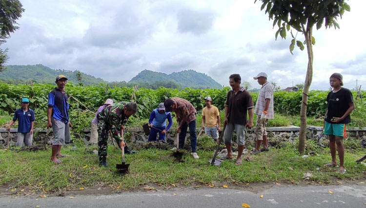Babinsa Koramil Tipe B 0808/06 Srengat Kodim 0808/Blitar Serka Matwira Atmaja, bersama warga kerja bakti pembersihan lingkungan RT 03 RW 02 Dusum Krajan Desa Bagelenan Kecamatan Srengat Kabupaten Blitar, Rabu (5/1/2022). (Foto: Kodim 0808/Blitar)