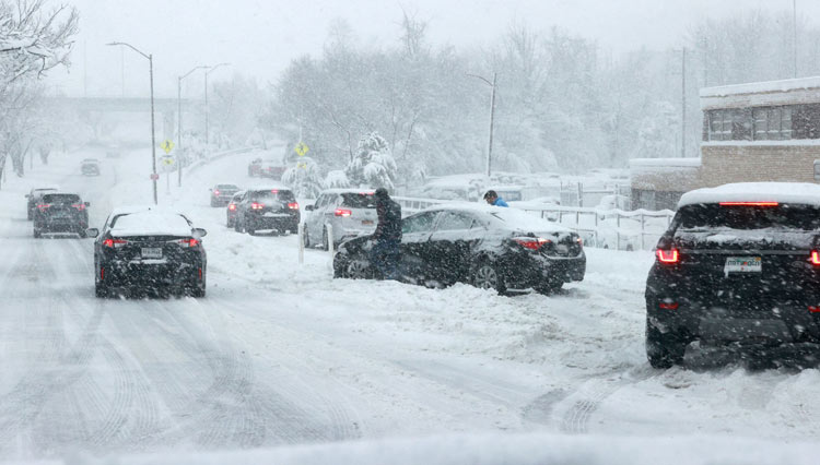 Ribuan Kendaraan Terjebak Macet 18 Jam Akibat Badai Salju di Virginia AS