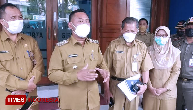 Bupati Gresik Fandi Akhmad Yani didampingi Plt Dirut Perumda Giri Tirta Gunawan Setijadi usai rapat evaluasi (Foto: Akmal/TIMES Indonesia)
