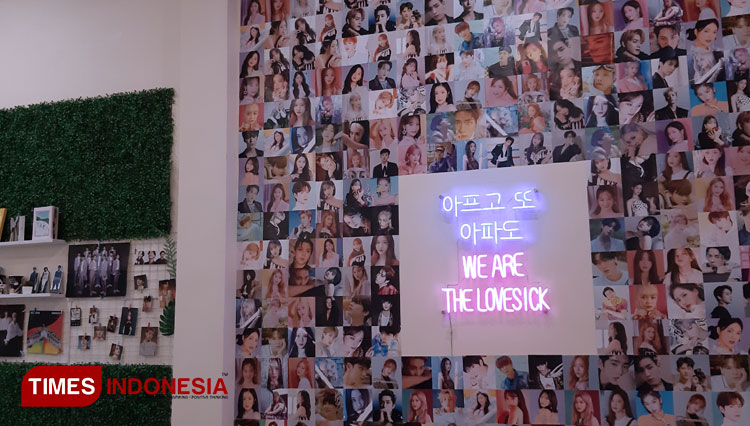 Rentetan Hiasan Dinding dan koleksi album K-Pop Kopi Chuseyo. (Foto: Alya Auranty Faradhisa/TIMES Indonesia)