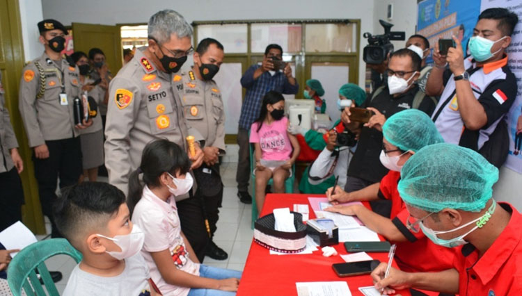 Kapolda NTT Irjen Pol Setyo Budiyanto saat meninjau pelaksanaan vaksinasi merdeka terhadap anak.(FOTO:Humas Polda NTT)
