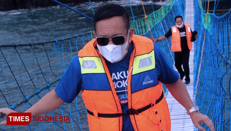 Anggota DPR RI Sartono saat melintas di jembatan gantung wisata Watu Bale Pacitan. (FOTO: Rojihan/TIMES Indonesia