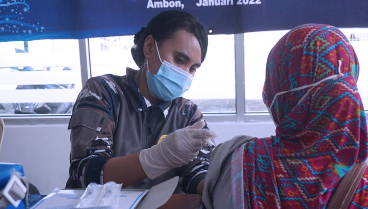 Lantamal IX Ambon bersinergi dengan Binda Maluku melaksanakan serbuan vaksinasi di Pelabuhan Slamet Riyadi Jalan Pantai Mardika Rijali Sirimau Ambon Maluku, Kamis (06/01/2022). (Foto: Lantamal) 