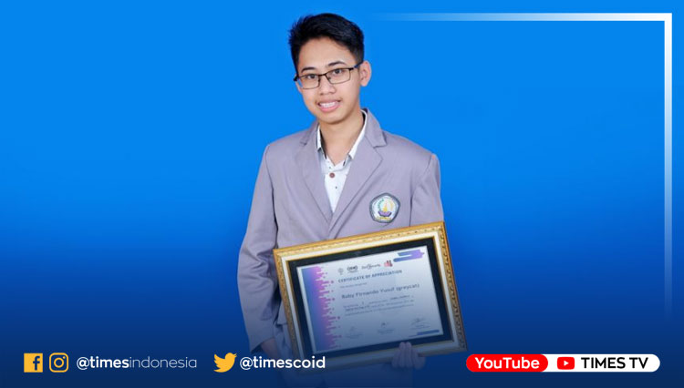 Roby Firnando Yusuf, mahasiswa Teknik Informatika STIKI Malang dengan piagam penghargaan dalam kategori 10 peserta terbaik pada kompetisi eHacon CTF 2021.