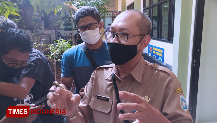Kepala Dinkes Lamongan, dr. Taufik Hidayat, saat memberikan keterangan kepada wartawan. (FOTO: Dok. TIMES Indonesia)
