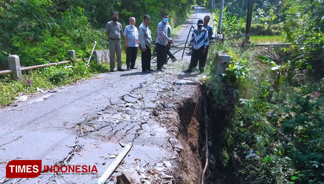 Longsor Terjadi Di Jembatan Rompe, Penghubung Dua Desa Di Tasikmalaya ...