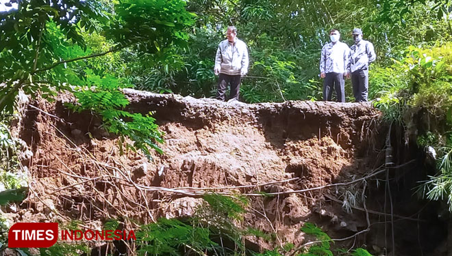 Tampak tebing Jembatan Rompe yang mengalami bencana longsor.( Anton/ TIMES Indonesia)